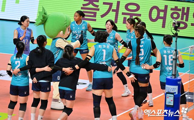 11일 오후 서울 장충체육관에서 열린 '진에어 2025-2026 V-리그' GS칼텍스와 페퍼저축은행의 경기, GS칼텍스가 페퍼저축은행에 세트스코어 3:0(25-21 25-18 25-21)으로 승리하며 4연승을 기록했다. 이날 경기에서 승리한 GS칼텍스 선수들이 기뻐하고 있다. 엑스포츠뉴스 DB