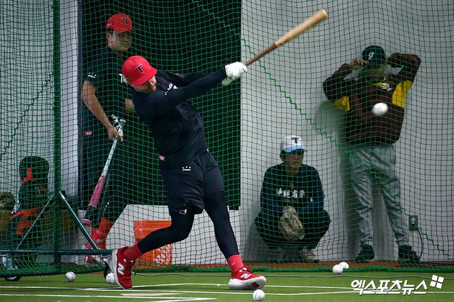 25일 일본 오키나와 킨 구장에서 진행된 KIA 타이거즈의 2차 스프링캠프, KIA 데일이 훈련에 임하고 있다. 엑스포츠뉴스 DB