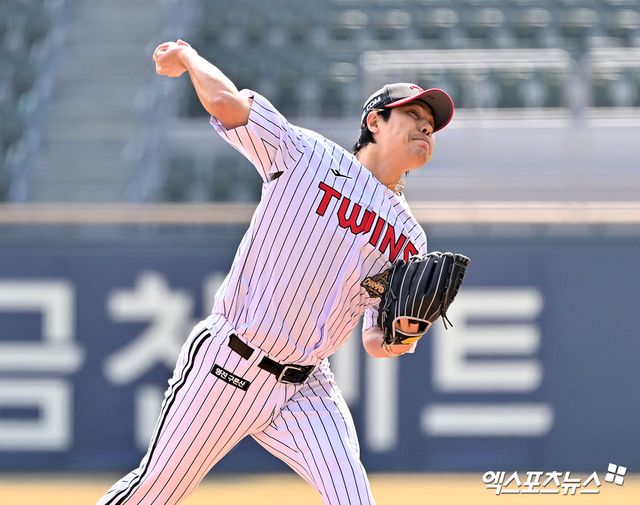  23일 오후 서울 송파구 잠실야구장에서 열린 '2026 신한 SOL Bank KBO리그' 키움 히어로즈와 LG 트윈스의 시범경기, 7회초 LG 김진성이 공을 힘차게 던지고 있다. 잠실, 김한준 기자