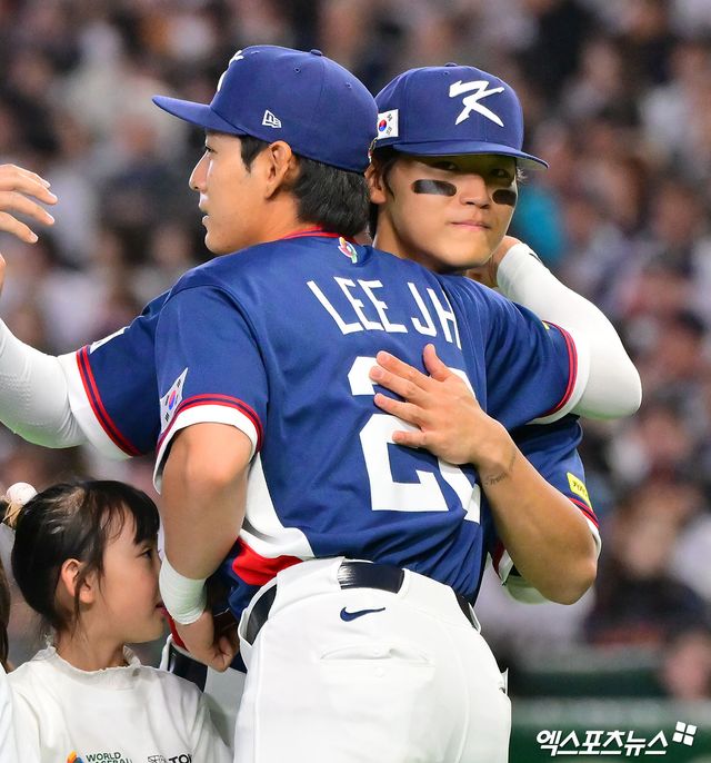 7일 오후 일본 도쿄돔에서 열린 2026 월드베이스볼클래식(WBC) C조 한국과 일본의 경기, 한국 이정후가 김도영을 안아주고 있다. 엑스포츠뉴스 DB