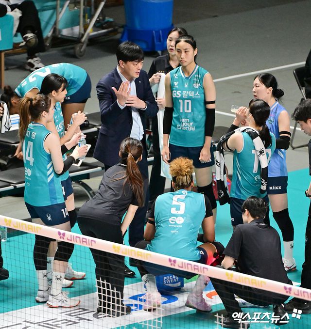 6일 오후 서울 장충체육관에서 열린 '진에어 2025-2026 V-리그' GS칼텍스와 페퍼저축은행의 경기, GS칼텍스 이영택 감독이 작전타임을 갖고 있다. 엑스포츠뉴스 DB