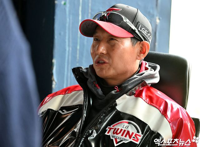 24일 오후 서울 송파구 잠실야구장에서 열리는 '2026 신한 SOL Bank KBO리그' 키움 히어로즈와 LG 트윈스의 시범경기, LG 염경엽 감독이 미소를 보이고 있다. 잠실, 김한준 기자