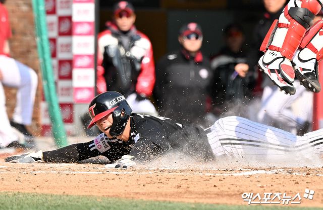 20일 오후 인천SSG랜더스필드에서 열린 '2026 신한 SOL Bank KBO리그' LG 트윈스와 SSG 랜더스의 시범경기, 7회초 무사 2,3루 LG 강민균이 천성호의 1타점 희생플라이때 득점에 성공하고 있다. 엑스포츠뉴스 DB
