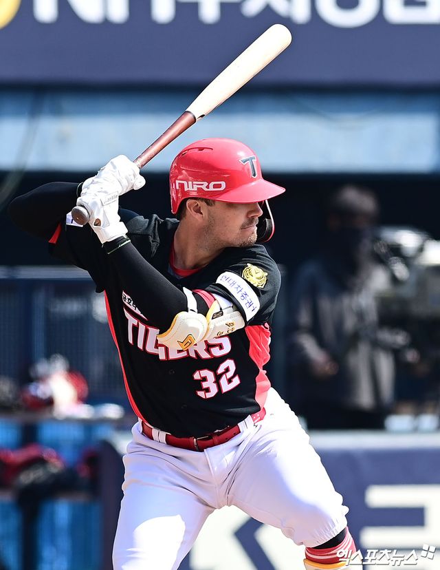 21일 오후 서울 송파구 잠실야구장에서 열린 '2026 신한 SOL Bank KBO리그 시범경기' KIA 타이거즈와 두산 베어스의 경기, 1회초 KIA 선두타자 데일이 타격을 준비하고 있다. 엑스포츠뉴스 DB