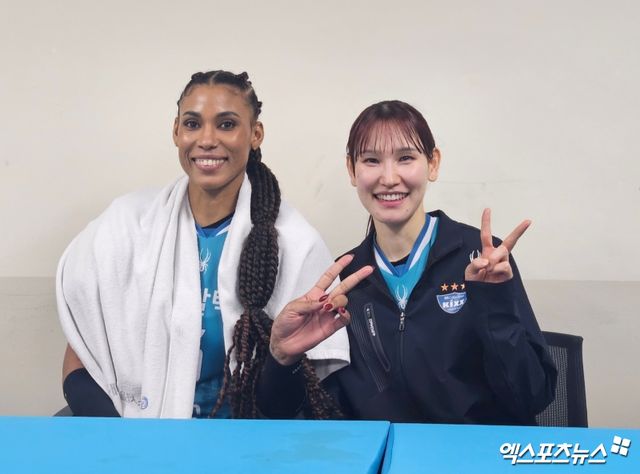 24일 오후 서울 장충체육관에서 열린 진에어 2025-2026 V-리그 포스트시즌 여자부 준플레이오프 GS칼텍스와 흥국생명의 경기, GS칼텍스가 세트스코어 3:1로 승리하며 플레이오프에 진출했다. 경기 후 지젤 실바(왼쪽), 안혜진(오른쪽)이 사진을 찍고 있다. 장충, 유준상 기자