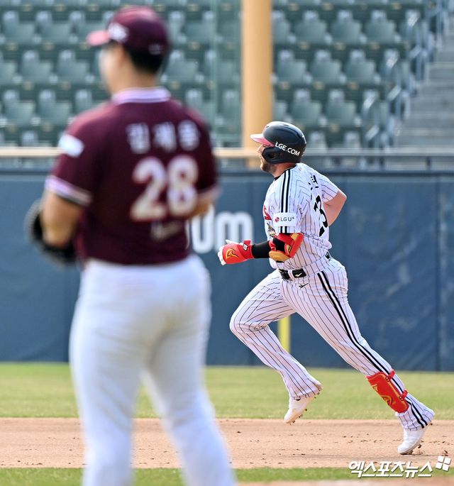  24일 오후 서울 송파구 잠실야구장에서 열린 '2026 신한 SOL Bank KBO리그' 키움 히어로즈와 LG 트윈스의 시범경기, 6회말 2사 LG 오스틴이 솔로 홈런을 날리고 있다. 잠실, 김한준 기자