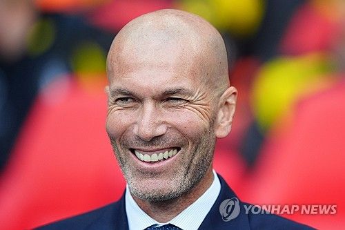 프랑스 매체 RMC 스포츠가 지난 23일(한국시간) 지단이 디디에 데샹의 후임으로 프랑스 축구 대표팀 감독으로 부임할 거라고 보도했다.지단은 2021년 여름 레알 마드리드 2기를 끝낸 뒤, 지금까지 휴식을 취하고 있다. 그는 레알에서만 두 차례 감독직을 맡았으며 여기에서 수많은 트로피를 들어 올렸다.&nbsp;연합뉴스