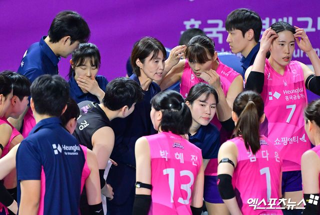 14일 오후 인천 부평구 삼산월드체육관 열린 '진에어 2025-2026 V-리그' 흥국생명과 정관장의 경기, 흥국생명 요시하라 토모코 감독이 작전을 지시하고 있다. 엑스포츠뉴스 DB