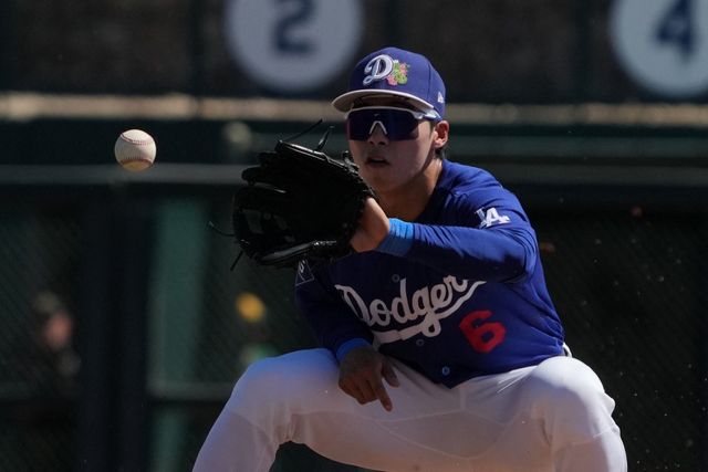 LA 다저스 김혜성이 23일 마이너리그행 통보를 받았다. 시범경기 기간 27타수 11안타 타율 0.407, 1홈런, 6타점, 5도루, 출루율 0.448, 장타율 0.519로 활약했지만, 개막 로스터 승선에 실패했다. 다저스는 시범경기 1할대 타율에 그친 내야수 알렉스 프리랜드를 개막 로스터에 포함했다. 연합뉴스