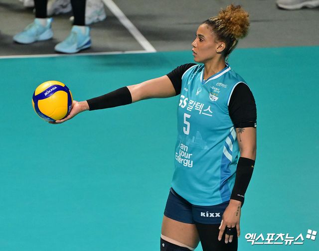 6일 오후 서울 장충체육관에서 열린 '진에어 2025-2026 V-리그' GS칼텍스와 페퍼저축은행의 경기, GS칼텍스 실바가 서브를 준비하고 있다. 엑스포츠뉴스 DB