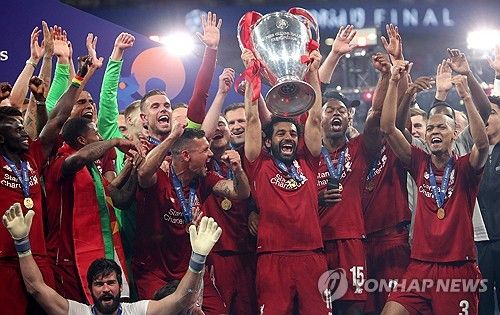 리버풀의 살아있는 전설 '파라오' 모하메드 살라가 이번 시즌을 끝으로 리버풀을 떠난다. 두 번의 잉글리시 프리미어리그(EPL) 우승과 유럽축구연맹(UEFA) 챔피언스리그 우승을 포함해 리버풀에서만 9개의 트로피를 들어올렸고, 2010년대 중후반부터 2020년대 초반까지 꾸준하게 프리미어리그 정상급 윙어로 활약했던 살라가 9년간 이어졌던 리버풀과의 동행에 마침표를 찍기로 결정했다. 사진 연합뉴스