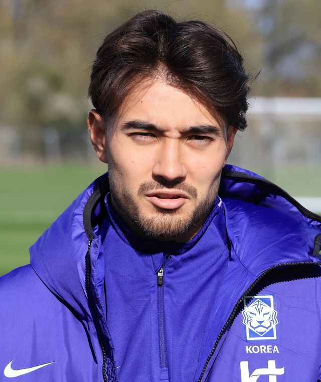 독일 혼혈 선수 옌스 카스트로프가 2025-2026시즌 두 번째로 보루시아 묀헨글라트바흐 이달의 선수로 뽑혔다. 묀헨글라트바흐에서 좋은 활약을 펼치며 주전 선수로 등극한 카스트로프는 대한민국 축구 국가대표팀에서도 선발 자리를 꿰차 2026 국제축구연맹(FIFA) 북중미 월드컵(캐나다·미국·멕시코 공동개최)에서 활약할 수 있기를 바랐다. 홍명보 감독이 이끄는 대한민국 축구 국가대표팀은 이번 3월 A매치 기간에 유럽 원정을 떠나 코트디부아르, 오스트리아와 2연전을 치른다. 연합뉴스