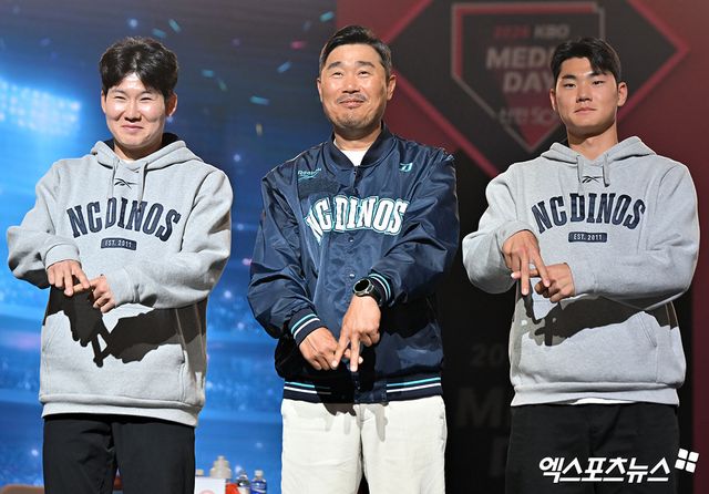 26일 오후 서울 송파구 롯데호텔 월드에서 열린 ‘2026 신한은행 SOL KBO’ 미디어데이, NC 박민우, 이호준 감독, 김주원이 포즈를 취하고 있다. 잠실, 김한준 기자