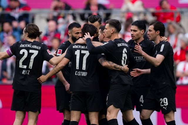 독일 혼혈 선수 옌스 카스트로프가 2025-2026시즌 두 번째로 보루시아 묀헨글라트바흐 이달의 선수로 뽑혔다. 묀헨글라트바흐에서 좋은 활약을 펼치며 주전 선수로 등극한 카스트로프는 대한민국 축구 국가대표팀에서도 선발 자리를 꿰차 2026 국제축구연맹(FIFA) 북중미 월드컵(캐나다·미국·멕시코 공동개최)에서 활약할 수 있기를 바랐다. 홍명보 감독이 이끄는 대한민국 축구 국가대표팀은 이번 3월 A매치 기간에 유럽 원정을 떠나 코트디부아르, 오스트리아와 2연전을 치른다. 연합뉴스