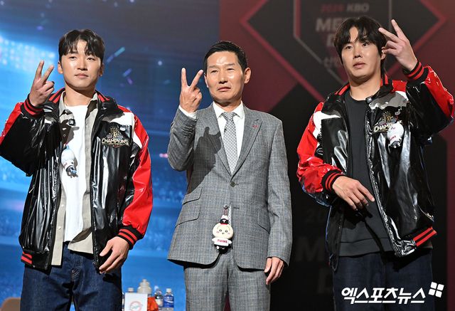 26일 오후 서울 송파구 롯데호텔 월드에서 열린 ‘2026 신한은행 SOL KBO’ 미디어데이, LG 박해민, 염경엽 감독, 임찬규가 포즈를 취하고 있다. 잠실, 김한준 기자