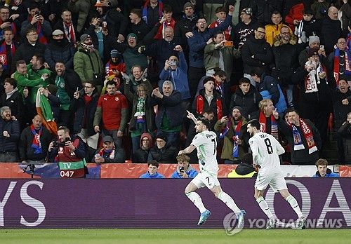 홍명보 감독이 이끄는 대한민국 축구 국가대표팀(A대표팀)의 2026 국제축구연맹(FIFA) 북중미 월드컵(캐나다·미국·멕시코 공동개최) 조별리그 첫 상대는 덴마크와 체코간 경기 승자로 압축됐다. 유럽축구연맹(UEFA) 플레이오프 패스D 준결승에서 덴마크와 체코가 각각 승리를 거두며 마지막 관문에 진출했고, 양 국가 간 결승전 승자가 한국과 같은 A조에서 첫 경기를 치르게 된다. 이번 월드컵 유럽 플레이오프는 16개국이 네 갈래 길로 나뉘어 단판 승부를 펼치는 토너먼트다. 각 패스의 우승국만이 월드컵 본선 진출권을 손에 넣는 구조이기에 더욱 처절한 승부가 펼쳐졌다.연합뉴스