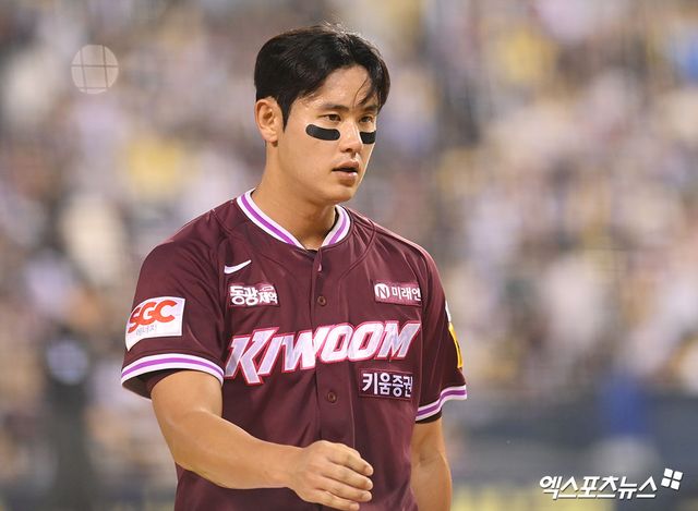 31일 오후 서울 송파구 잠실야구장에서 열린 '2025 신한 SOL Bank KBO리그' 키움 히어로즈와 LG 트윈스의 경기, 8회말 키움 조영건이 이닝을 마치고 더그아웃으로 향하고 있다. 엑스포츠뉴스 DB