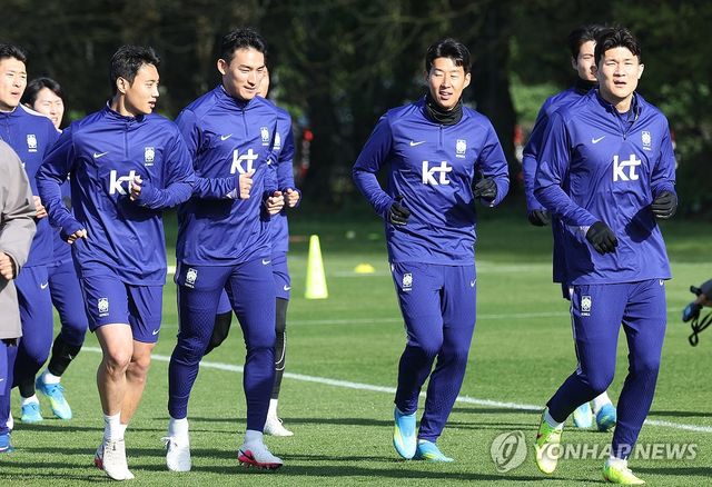 홍명보 감독이 이끄는 대한민국 축구 국가대표팀(A대표팀)의 2026 국제축구연맹(FIFA) 북중미 월드컵(캐나다·미국·멕시코 공동개최) 조별리그 첫 상대는 덴마크와 체코간 경기 승자로 압축됐다. 유럽축구연맹(UEFA) 플레이오프 패스D 준결승에서 덴마크와 체코가 각각 승리를 거두며 마지막 관문에 진출했고, 양 국가 간 결승전 승자가 한국과 같은 A조에서 첫 경기를 치르게 된다. 이번 월드컵 유럽 플레이오프는 16개국이 네 갈래 길로 나뉘어 단판 승부를 펼치는 토너먼트다. 각 패스의 우승국만이 월드컵 본선 진출권을 손에 넣는 구조이기에 더욱 처절한 승부가 펼쳐졌다.연합뉴스