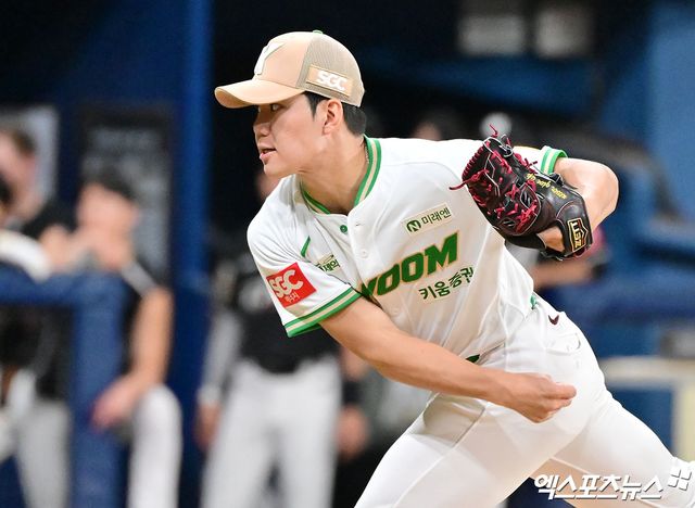 17일 오후 서울 구로구 고척스카이돔에서 열린 '2025 신한 SOL Bank KBO리그' KT 위즈와 키움 히어로즈의 경기, 7회초 키움 김윤하가 공을 힘차게 던지고 있다. 엑스포츠뉴스 DB
