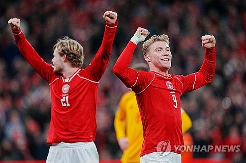 홍명보 감독이 이끄는 대한민국 축구 국가대표팀(A대표팀)의 2026 국제축구연맹(FIFA) 북중미 월드컵(캐나다·미국·멕시코 공동개최) 조별리그 첫 상대는 덴마크와 체코간 경기 승자로 압축됐다. 유럽축구연맹(UEFA) 플레이오프 패스D 준결승에서 덴마크와 체코가 각각 승리를 거두며 마지막 관문에 진출했고, 양 국가 간 결승전 승자가 한국과 같은 A조에서 첫 경기를 치르게 된다. 이번 월드컵 유럽 플레이오프는 16개국이 네 갈래 길로 나뉘어 단판 승부를 펼치는 토너먼트다. 각 패스의 우승국만이 월드컵 본선 진출권을 손에 넣는 구조이기에 더욱 처절한 승부가 펼쳐졌다.연합뉴스