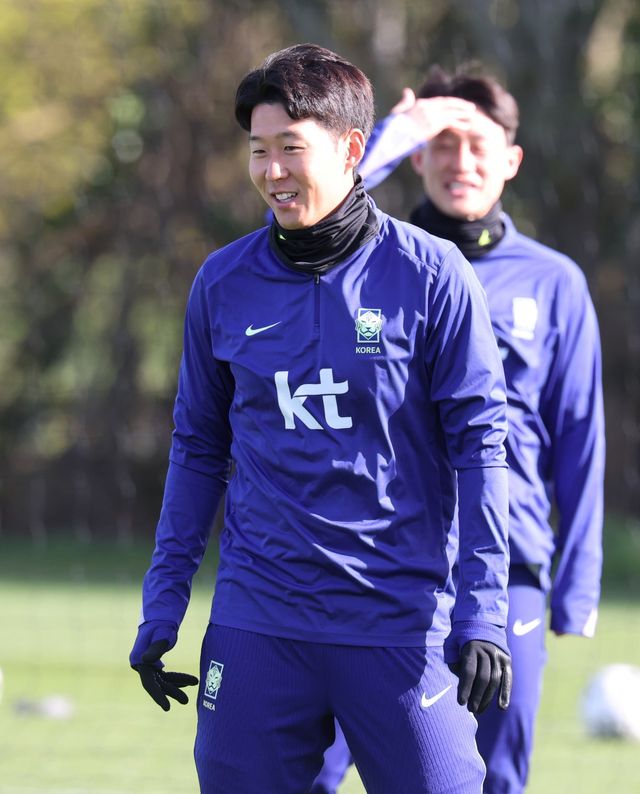 홍명보 감독이 이끄는 대한민국 축구 국가대표팀은 오는 28일 오후 11시 영국 밀턴 케인즈의 스타디움 MK에서 코트디부아르와 A매치 친선 경기를 치른다. 코트디부아르전은 대한민국 남자 축구 국가대표팀의 기념비적인 1000번째 A매치다. 대표팀은 999경기를 치르는 동안 통산 542승245무212패의 A매치 전적을 기록 중이다. 그러나 경기를 앞두고 대표팀 주장 손흥민(LAFC)의 몸 상태가 좋지 않으면서 한국의 통산 1000번째 A매치 출전할지 의문부호가 붙었다. 연합뉴스