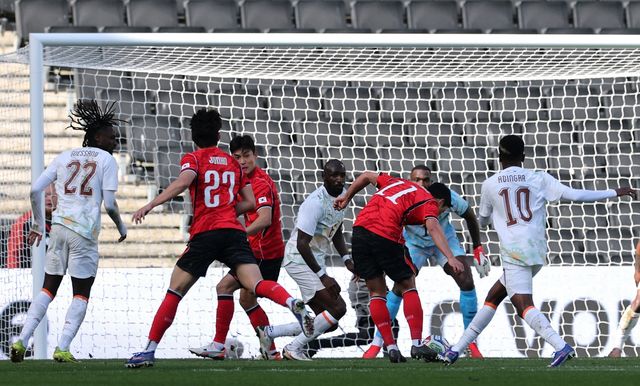 홍명보호가 2026년 첫 A매치에서 아프리카 강호 코트디부아르에 참패를 당하고 말았다. 2026 월드컵(캐나다·미국·멕시코 공동 개최)이 3달도 남지 않은 시점에서 목표로 두고 있는 최소 16강, 더 나아가 8강 진출에 적신호가 켜졌다. 홍명보 감독이 야심차게 도입한 백3가 상대의 수준 높은 공격수들에게 처참하게 무너졌다. 홍 감독이 이끄는 대한민국 축구대표팀은 29일(한국시간) 영국 밀턴 케인즈의 스타디움 MK에서 끝난 아프리카 강호 코트디부아르와 올해 첫 A매치 평가전에서 전반 두 골, 후반 한 골을 내주고 0-3으로 완패했다. 코트디부아르는 홍명보호가 오는 6월 치르는 2026 월드컵에서 만나게 될 남아공 대비 좋은 리허설 상대로 꼽힌다. 이번 평가전을 잘 치르면 홍명보호의 자신감도 커질 수 있었는데 오히려 걱정만 커진 셈이 됐다. 연합뉴스