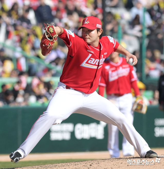 28일 오후 인천SSG랜더스필드에서 열린 '2026 신한 SOL Bank KBO리그' KIA 타이거즈와 SSG 랜더스의 경기, 6회초 SSG 박시후가 공을 힘차게 던지고 있다. 인천, 고아라 기자