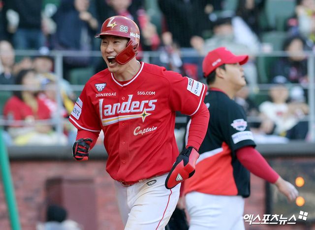 28일 오후 인천SSG랜더스필드에서 열린 '2026 신한 SOL Bank KBO리그' KIA 타이거즈와 SSG 랜더스의 경기, SSG가 홈개막전 7:6 역전 승리를 거뒀다. 9회말 1사 1,2루 SSG 에레디아 타석 때 득점한 오태곤이 기뻐하고 있다. 인천, 고아라 기자