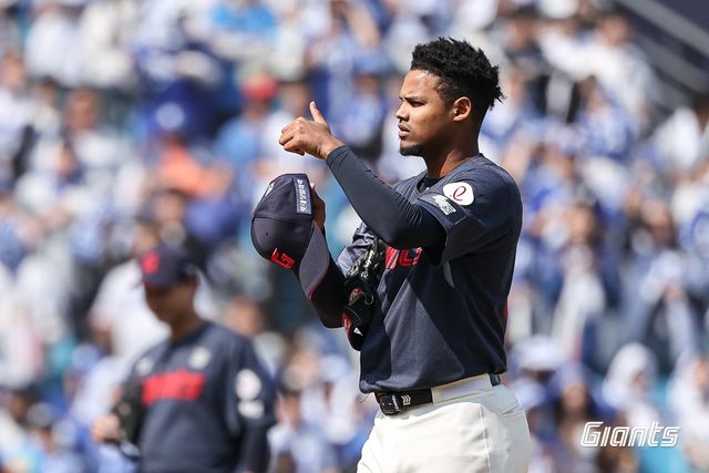 롯데 자이언츠 새 외국인 투수 엘빈 로드리게스가 28일 대구 삼성 라이온즈파크에서 열린 2026 신한 SOL KBO리그 개막전에서 삼성 라이온즈를 상대로 선발등판, 5이닝 무실점 호투로 승리투수가 됐다. 사진 롯데 자이언츠