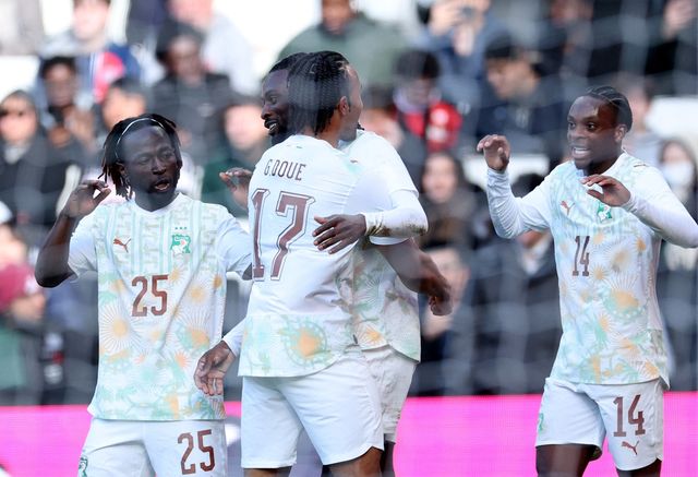 홍명보호가 2026년 첫 A매치에서 아프리카 강호 코트디부아르에 참패를 당하고 말았다. 2026 월드컵(캐나다·미국·멕시코 공동 개최)이 3달도 남지 않은 시점에서 목표로 두고 있는 최소 16강, 더 나아가 8강 진출에 적신호가 켜졌다. 홍명보 감독이 야심차게 도입한 백3가 상대의 수준 높은 공격수들에게 처참하게 무너졌다. 홍 감독이 이끄는 대한민국 축구대표팀은 29일(한국시간) 영국 밀턴 케인즈의 스타디움 MK에서 끝난 아프리카 강호 코트디부아르와 올해 첫 A매치 평가전에서 전반 두 골, 후반 한 골을 내주고 0-3으로 완패했다. 코트디부아르는 홍명보호가 오는 6월 치르는 2026 월드컵에서 만나게 될 남아공 대비 좋은 리허설 상대로 꼽힌다. 이번 평가전을 잘 치르면 홍명보호의 자신감도 커질 수 있었는데 오히려 걱정만 커진 셈이 됐다. 연합뉴스