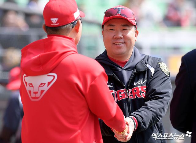 28일 오후 인천SSG랜더스필드에서 열리는 '2026 신한 SOL Bank KBO리그' KIA 타이거즈와 SSG 랜더스의 경기, SSG 이숭용 감독, KIA 이범호 감독이 인사를 하고 있다. 인천, 고아라 기자