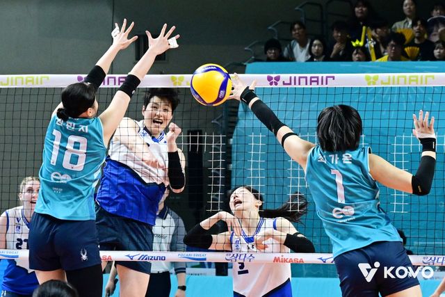 GS칼텍스는 28일 서울 장충체육관에서 열린 현대건설과의 진에어 2025-2026 V-리그 포스트시즌 여자부 플레이오프(3전2선승제) 2차전에서 세트스코어 3-0(25-23 25-23 25-19) 완승을 거뒀다. 지난 1차전을 3-1로 이겼던 GS칼텍스는 안방에서 진행된 2차전도 승리하면서 다음 달 1일부터 한국도로공사와 5전 3선승제의 챔피언결정전을 치르게 됐다. GS칼텍스의 마지막 챔피언결정전 진출은 5년 전인 2020-2021시즌이다. 당시 GS칼텍스는 흥국생명을 꺾고 구단 사상 첫 통합 우승 및 여자부 최초 트레블을 달성했다. 한국배구연맹(KOVO)&nbsp;