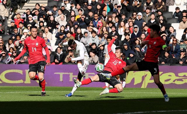홍명보호가 2026년 첫 A매치에서 아프리카 강호 코트디부아르에 참패를 당하고 말았다. 2026 월드컵(캐나다·미국·멕시코 공동 개최)이 3달도 남지 않은 시점에서 목표로 두고 있는 최소 16강, 더 나아가 8강 진출에 적신호가 켜졌다. 홍명보 감독이 야심차게 도입한 백3가 상대의 수준 높은 공격수들에게 처참하게 무너졌다. 홍 감독이 이끄는 대한민국 축구대표팀은 29일(한국시간) 영국 밀턴 케인즈의 스타디움 MK에서 끝난 아프리카 강호 코트디부아르와 올해 첫 A매치 평가전에서 전반 두 골, 후반 한 골을 내주고 0-3으로 완패했다. 코트디부아르는 홍명보호가 오는 6월 치르는 2026 월드컵에서 만나게 될 남아공 대비 좋은 리허설 상대로 꼽힌다. 이번 평가전을 잘 치르면 홍명보호의 자신감도 커질 수 있었는데 오히려 걱정만 커진 셈이 됐다. 연합뉴스