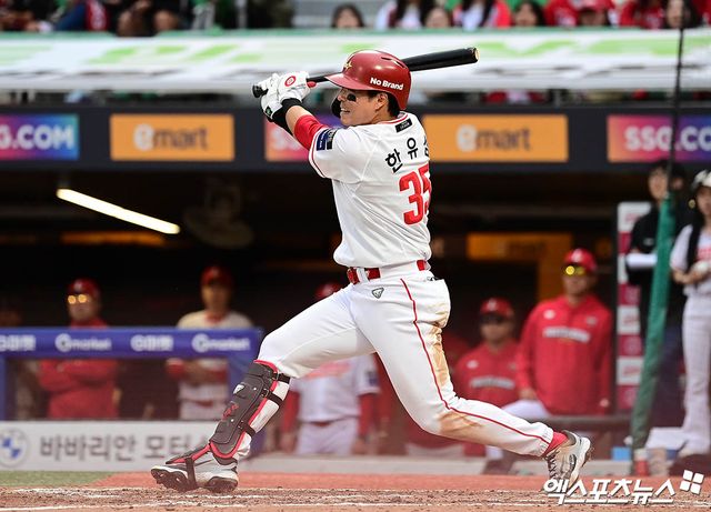 9일 오후 인천SSG랜더스필드에서 열린 '2025 신한 SOL Bank KBO 포스트시즌' 삼성 라이온즈와 SSG 랜더스의 준플레이오프 1차전 경기, 8회말 2사 1루 SSG 한유섬이 안타를 때려내고 있다. 엑스포츠뉴스 DB