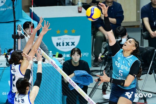 GS칼텍스는 28일 서울 장충체육관에서 열린 현대건설과의 진에어 2025-2026 V-리그 포스트시즌 여자부 플레이오프(3전2선승제) 2차전에서 세트스코어 3-0(25-23 25-23 25-19) 완승을 거뒀다. 지난 1차전을 3-1로 이겼던 GS칼텍스는 안방에서 진행된 2차전도 승리하면서 다음 달 1일부터 한국도로공사와 5전 3선승제의 챔피언결정전을 치르게 됐다. GS칼텍스의 마지막 챔피언결정전 진출은 5년 전인 2020-2021시즌이다. 당시 GS칼텍스는 흥국생명을 꺾고 구단 사상 첫 통합 우승 및 여자부 최초 트레블을 달성했다. 한국배구연맹(KOVO)&nbsp;