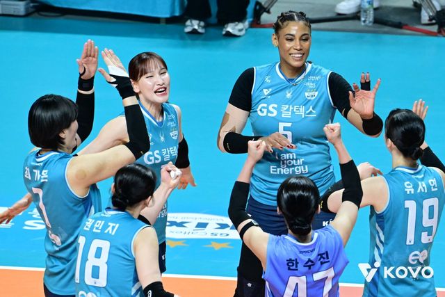 GS칼텍스는 28일 서울 장충체육관에서 열린 현대건설과의 진에어 2025-2026 V-리그 포스트시즌 여자부 플레이오프(3전2선승제) 2차전에서 세트스코어 3-0(25-23 25-23 25-19) 완승을 거뒀다. 지난 1차전을 3-1로 이겼던 GS칼텍스는 안방에서 진행된 2차전도 승리하면서 다음 달 1일부터 한국도로공사와 5전 3선승제의 챔피언결정전을 치르게 됐다. GS칼텍스의 마지막 챔피언결정전 진출은 5년 전인 2020-2021시즌이다. 당시 GS칼텍스는 흥국생명을 꺾고 구단 사상 첫 통합 우승 및 여자부 최초 트레블을 달성했다. 한국배구연맹(KOVO)&nbsp;