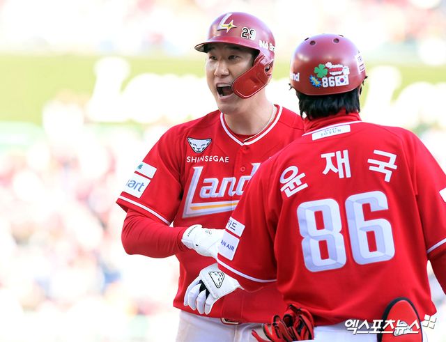 28일 오후 인천SSG랜더스필드에서 열린 '2026 신한 SOL Bank KBO리그' KIA 타이거즈와 SSG 랜더스의 경기, SSG가 홈개막전 7:6 역전 승리를 거뒀다. 9회말 1사 2,3루 SSG 오태곤이 안타를 날리고 기뻐하고 있다. 인천, 고아라 기자