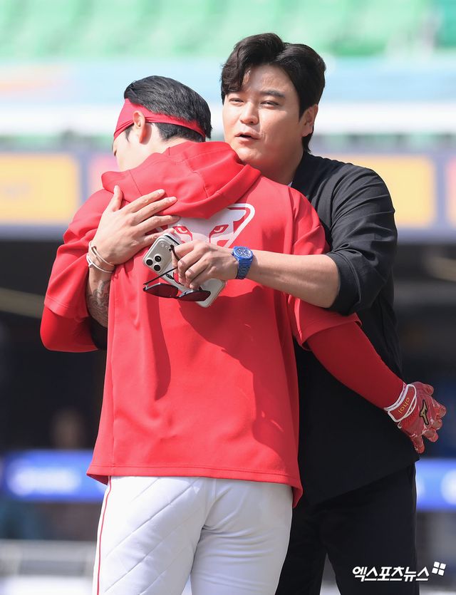 28일 오후 인천SSG랜더스필드에서 열리는 '2026 신한 SOL Bank KBO리그' KIA 타이거즈와 SSG 랜더스의 경기, SSG 최지훈, 육성총괄 추신수가 인사를 하고 있다. 인천, 고아라 기자