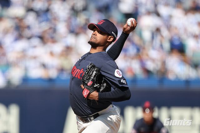 롯데 자이언츠 새 외국인 투수 엘빈 로드리게스가 28일 대구 삼성 라이온즈파크에서 열린 2026 신한 SOL KBO리그 개막전에서 삼성 라이온즈를 상대로 선발등판, 5이닝 무실점 호투로 승리투수가 됐다. 사진 롯데 자이언츠