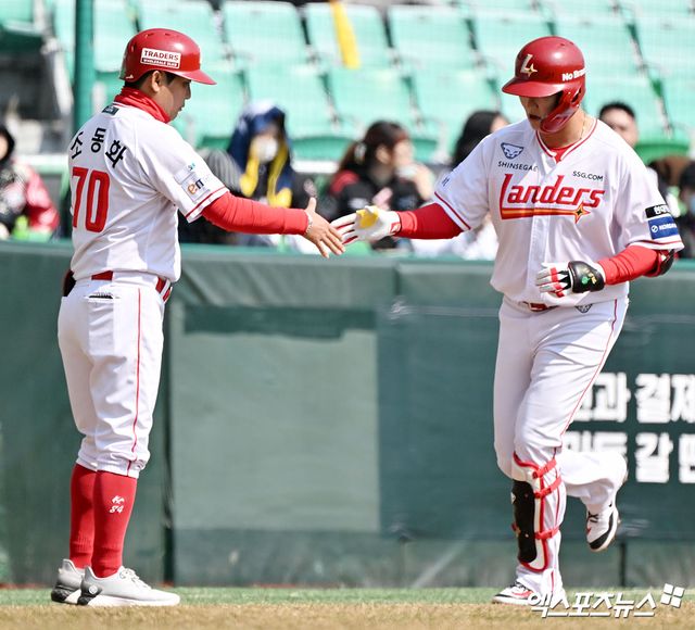  20일 오후 인천SSG랜더스필드에서 열린 '2026 신한 SOL Bank KBO리그' LG 트윈스와 SSG 랜더스의 시범경기, 4회말 1사 1루 SSG 고명준이 투런 홈런을 날린 후 그라운드를 돌고 있다. 엑스포츠뉴스 DB