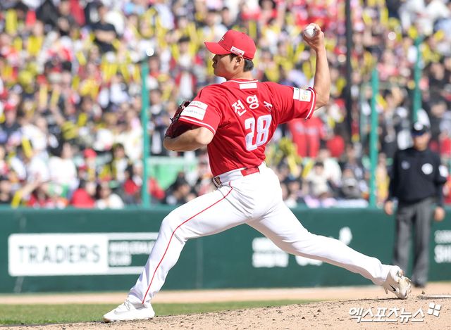 28일 오후 인천SSG랜더스필드에서 열린 '2026 신한 SOL Bank KBO리그' KIA 타이거즈와 SSG 랜더스의 경기, 5회초 무사 2루 SSG 전영준이 공을 힘차게 던지고 있다. 인천, 고아라 기자