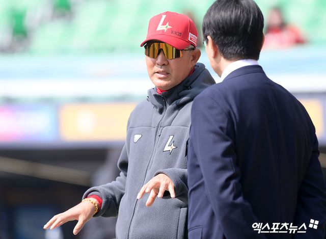 28일 오후 인천SSG랜더스필드에서 열리는 '2026 신한 SOL Bank KBO리그' KIA 타이거즈와 SSG 랜더스의 경기, SSG 이숭용 감독이 정민철 해설위원이 대화를 나누고 있다. 인천, 고아라 기자