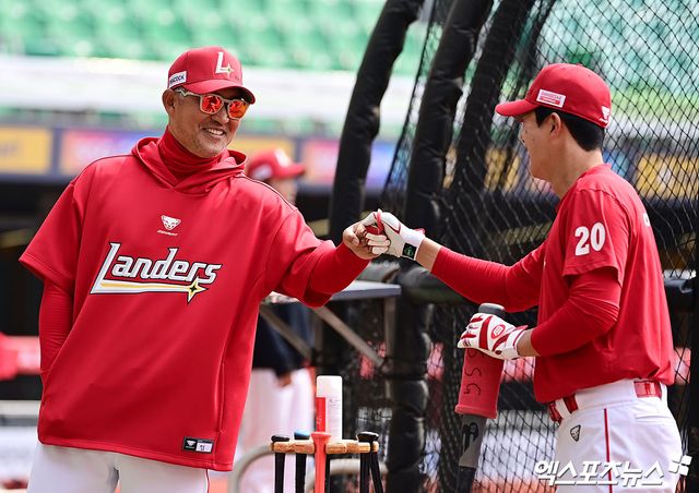 29일 오후 인천SSG랜더스필드에서 열리는 '2026 신한 SOL Bank KBO리그' KIA 타이거즈와 SSG 랜더스의 경기에 앞서 SSG 이숭용 감독이 조형우와 이야기를 나누고 있다. 인천, 박지영 기자