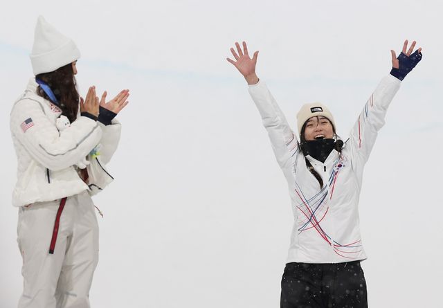 최가온(세화여고)이 또 하나의 역사를 썼다. 2026 밀라노·코르티나담페초 동계올림픽에서 한국 설상 종목 최초의 금메달을 따낸 데 이어 국제스키연맹(FIS) 스노보드 월드컵 파크 앤드 파이프 부문 시즌 종합 우승까지 차지했다. 최가온은 28일(한국시간) 스위스 실바플라나에서 열릴 예정이던 2025-2026시즌 마지막 월드컵 슬로프스타일 경기가 강풍으로 취소되면서 파크 앤드 파이프 여자부 최종 1위(300점)를 확정했다. 연합뉴스