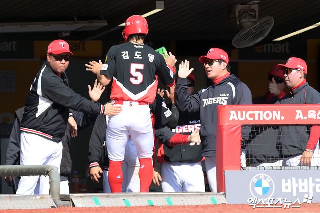 28일 오후 인천SSG랜더스필드에서 열린 '2026 신한 SOL Bank KBO리그' KIA 타이거즈와 SSG 랜더스의 경기, 5회초 무사 만루 KIA 이범호 감독이 김선빈타석 때 득점한 김도영을 축하하고 있다. 인천, 고아라 기자