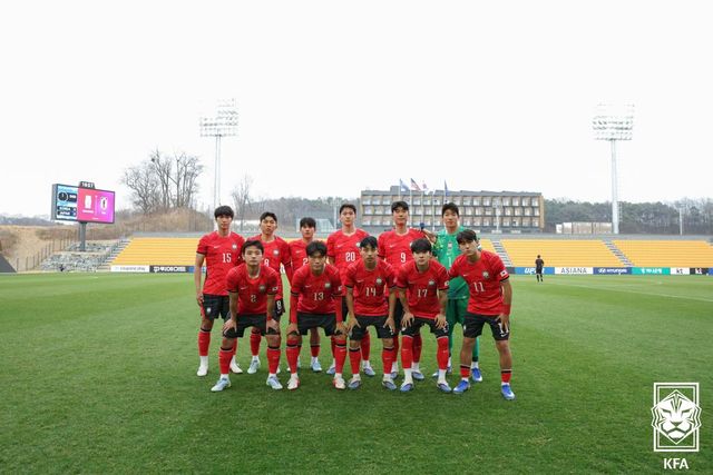 이민성호가 2살 어린 일본을 상대로 설욕에 성공했다. 일본 21세 이하(U-21) 대표팀을 한 골 차로 꺾고 지난 아시아축구연맹(AFC) U-23 아시안컵 준결승 패배의 아쉬움을 어느 정도 털어냈다. 이민성 감독이 이끄는 대한민국 U-23 대표팀은 29일 천안 코리아풋볼파크에서 열린 일본 U-21 대표팀과의 연습 경기에서 2-1 승리를 거뒀다. 비공개로 진행된 이번 맞대결서 한국은 전후반 한 골씩을 뽑아냈고, 일본의 막판 추격을 뿌리친 끝에 승리했다. 대한축구협회
