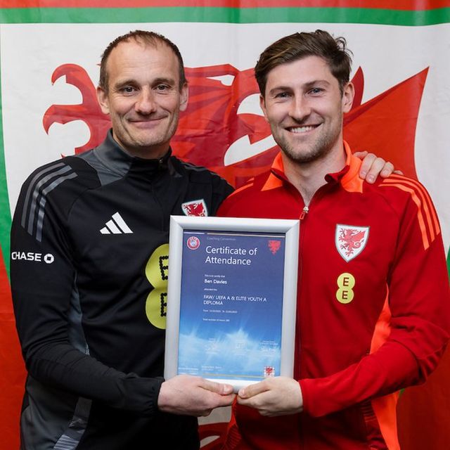 영국 공영방송 BBC가 30일(한국시간) 강등 위기에 처한 토트넘이 새로운 정식 감독으로 데제르비를 원한다고 전하면서 베테랑 벤 데이비스도 단기 임시 감독 후보군에 올랐다고 보도했다.&nbsp;구단은 이고르 투도르 감독과 상호 합의 하에 계약을 종료하기로 결정했다. 또한 토미슬라브 로기치, 리카르도 라냐치 코치도 팀을 떠나게 되었다라며 지난 6주간 팀을 위해 헌신해 준 세 분에게 깊은 감사를 전한다. 아울러 최근 상을 당한 이고르 감독과 가족에게 따뜻한 위로를 보낸다라고 밝혔다.&nbsp;토트넘