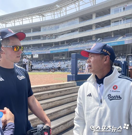 두산 베어스 김원형 감독과 외국인 투수 크리스 플렉센이 29일 NC 다이노스와의 원정경기를 앞두고 이야기를 나누고 있다. 창원, 김유민 기자