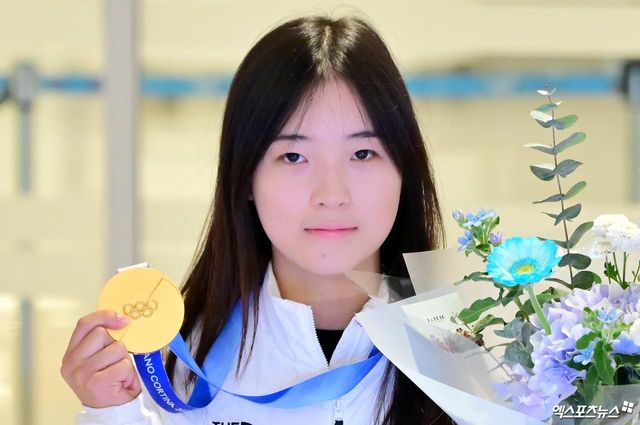  2026 밀라노·코르티나담페초 동계 올림픽에서 한국 설상 종목 최초의 금메달리스트가 된 최가온(세화여고)이 2025-2026시즌 국제스키연맹(FIS) 스노보드 월드컵에서 파크 앤드 파이프 부문 종합 우승을 차지하는 기염을 토했다.&nbsp; 28일 스위스 실바플라나에서 예정됐던 2025-2026시즌 마지마 월드컵 슬로프스타일 경기가 강풍으로 취소돼 시즌 최종 순위가 확정됐다.&nbsp; 이로써 최가온은 파크 앤드 파이프 랭킹에서 300점을 차지하며 여자부 최종 1위를 확정했다. 엑스포츠뉴스DB