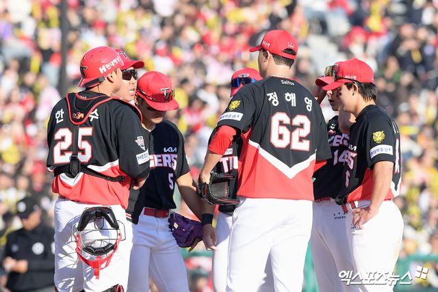 28일 오후 인천SSG랜더스필드에서 열린 '2026 신한 SOL Bank KBO리그' KIA 타이거즈와 SSG 랜더스의 경기, SSG가 홈개막전 7:6 역전 승리를 거뒀다. 9회말 KIA 이범호 감독이 마운드에 올라 정해영을 격려하고 있다. 엑스포츠뉴스 DB